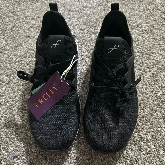 Freely Women's Black Sneakers, size 7, new - Picture 3 of 5